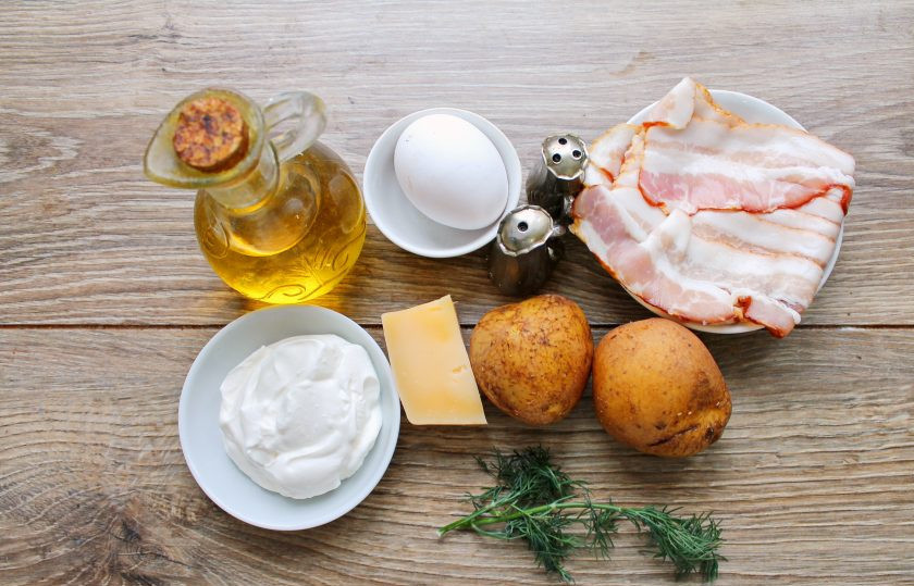 1. Этап. Картофель с беконом в сметанной заливке: Подготовьте все необходимые ингредиенты для приготовления картофеля с беконом в сметанной заливке. При необходимости бекон разморозьте, сыр натрите на средней терке.