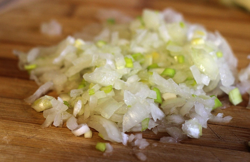 1. Этап. Жульен с грибами в духовке: Лук очищаем от шелухи и измельчаем.