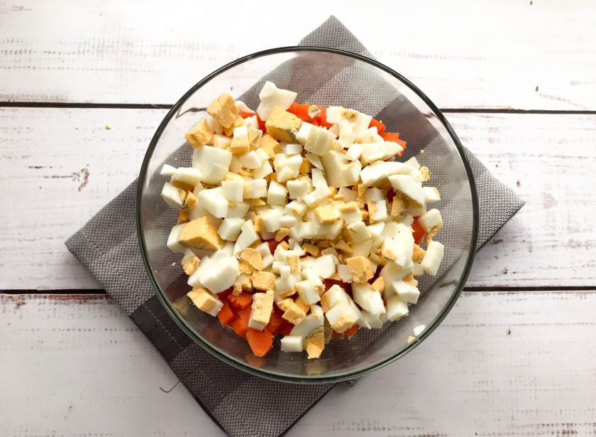 1. Этап. Оливье с печенью: Яйца очистите от скорлупы и мелко нарежьте.