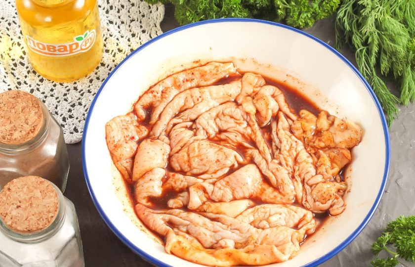 1. Этап. Чипсы из куриной кожи в духовке: Куриную кожу промойте в воде, срежьте поврежденные участки и обсушите ее бумажными салфетками. Затем выложите в приготовленный соус и перемешайте. Оставьте на 1 час для маринования.