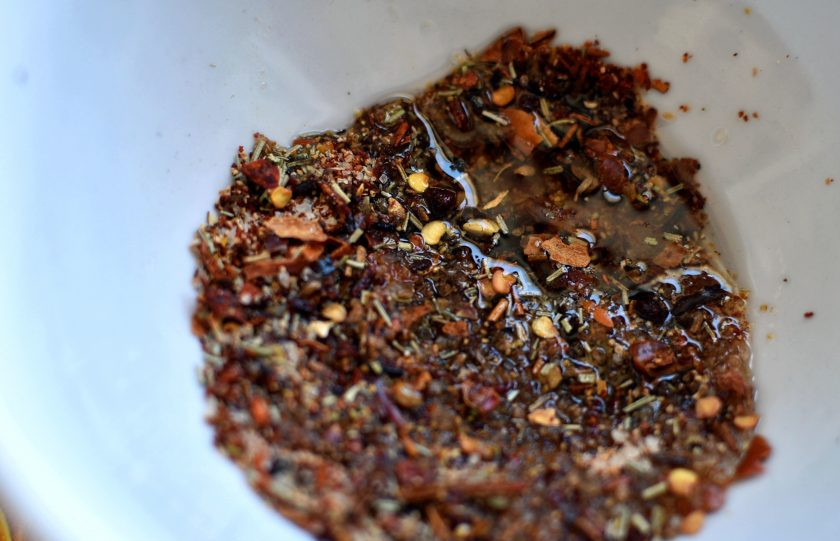 1. Этап. Пикантная индейка с ароматный кускусом: Пряную смесь можно выбрать на свой вкус, а можно взять готовую. Я смешиваю в равных пропорциях розмарин, зелень сельдерея, базилика и петрушки, добавляю хлопья чили и черный перец горошком. В этот раз добавила еще копченой паприки. Смешайте пряности с маслом, солью и сиропом в подобие пасты.