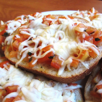 Бутерброды с помидорами в духовке