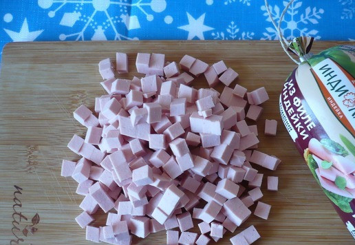 1. Этап. Салат к Новогоднему столу: Колбасу нарезать мелкими кубиками.