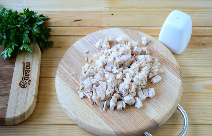 1. Этап. Белковый торт с куриной грудкой для сушки: Отваренную куриную грудку порежьте мелким кубиком.