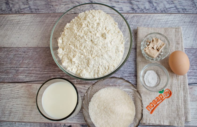 1. Этап. Плюшки с миндалем: Подготовьте ингредиенты для теста. Дрожжи и 1 ст. л. сахара разведите 1/2 стакана молока, отставьте в теплое место до появления пенной шапочки.