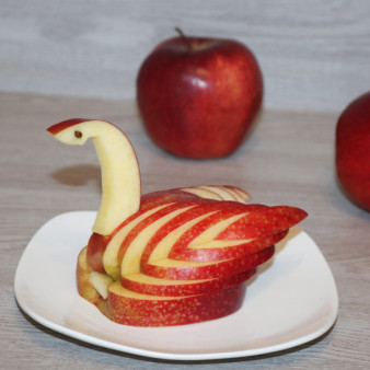 Лебедь из яблока