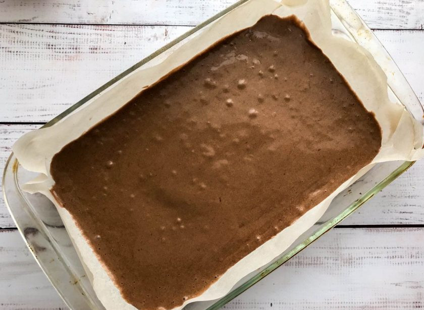 1. Этап. Шоколадный рулет с заварным кремом: В жаропрочную форму вылейте тесто и отправьте его в предварительно разогретую духовку до 180 градусов на 20 минут.