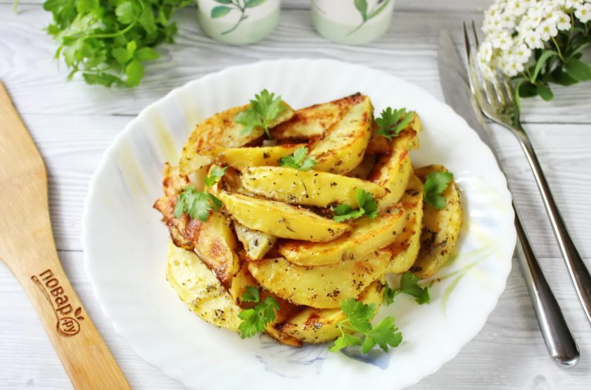 1. Этап. Картофельные дольки с чесноком: Картофельные дольки с чесноком готовы. Можно подавать к столу.