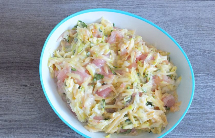 1. Этап. Запеканка из кабачков с курицей в мультиварке: Перемешайте ингредиенты в чаше. Добавьте нарезанную зелень и еще раз перемешайте.