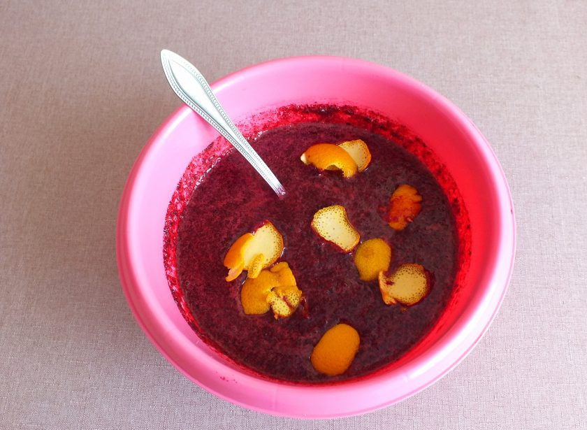 1. Этап. Варенье из черноплодной рябины с апельсином: В полученную массу добавьте сахар, цедру апельсина. Перемешайте. Оставьте при комнатной температуре на 3-4 часа, периодически помешивая.