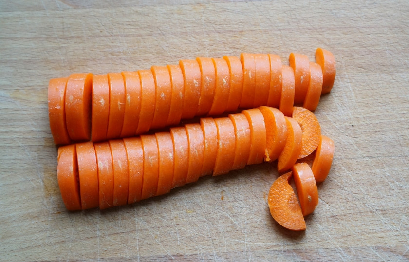 1. Этап. Суп с куриным фаршем: Самый «долгоиграющий» ингредиент у нас морковь, потому с неё и начнем. В зависимости от размера режете её целую на кольца в 5-8 мм или сперва вдоль пополам.