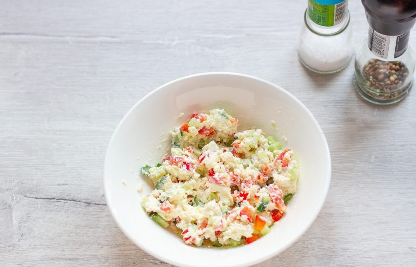 1. Этап. Летние паштеты: Смешайте все составляющие, посолите и поперчите по вкусу.