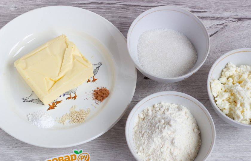1. Этап. Творожное печенье с корицей и кунжутом: Подготовьте все необходимые ингредиенты, включая соль.