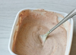 1. Этап. Салат из яиц и картофеля: Готовим заправку для салата - смешиваем майонез, горчицу и хрен.