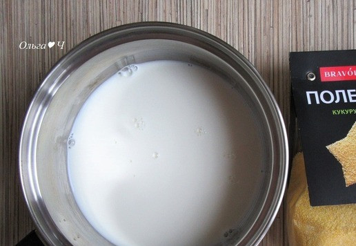 1. Этап. Кокосовые конфеты из поленты: Поленту засыпьте тонкой струйкой в кипящее молоко.