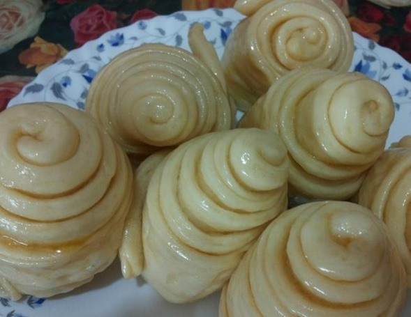 1. Этап. Булочки на пару: Затем варите паровые булочки в течение 40 минут. Готовые булочки смажьте сливочным маслом.