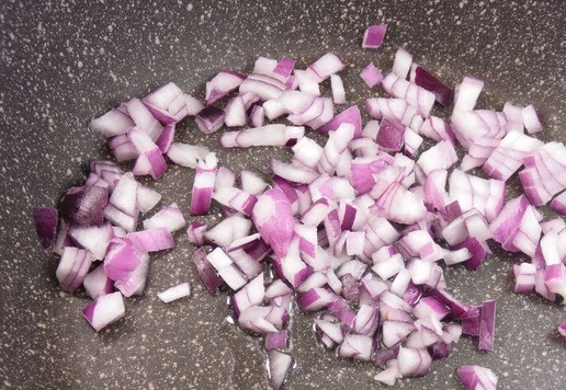 1. Этап. Горячая закуска из тунца с томатами: Красный лук мелко нашинковать, обжарить на растительном масле 2-3 минуты.