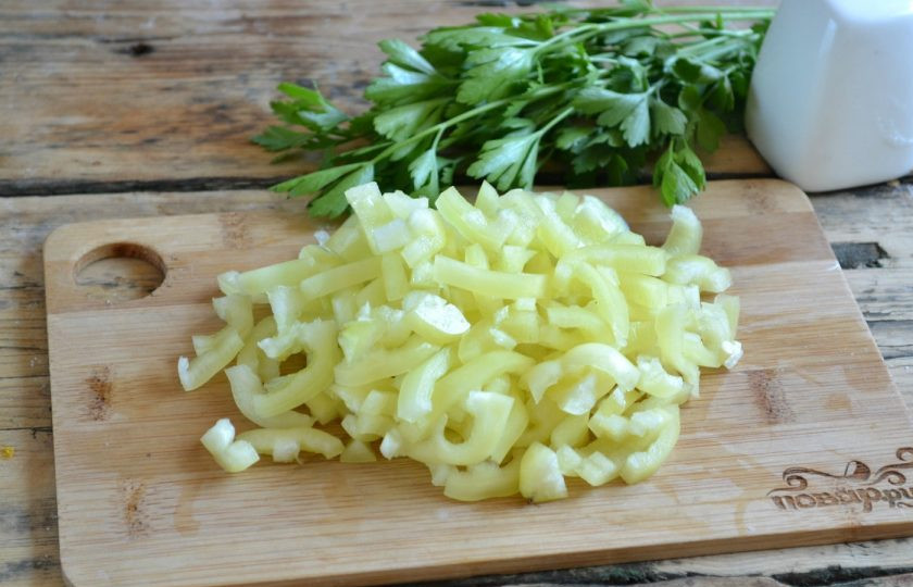 1. Этап. Аджапсандали по-грузински: Перец нарежьте тонкой соломкой.