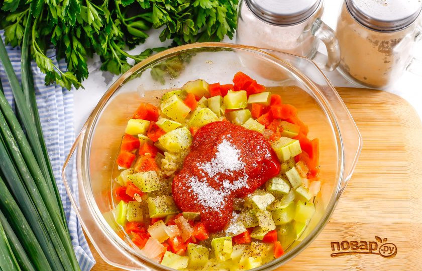 1. Этап. Кабачковая икра в микроволновке: Добавьте томатную пасту, уксус и сахар. Сахар добавлять обязательно — он нейтрализует кислинку уксуса и томатной пасты. Поместите емкость в микроволновку еще на 3-5 минут.