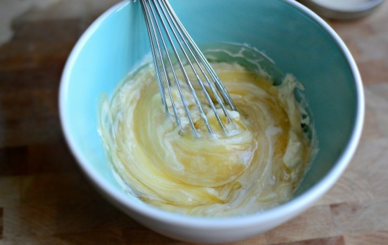 1. Этап. Салатная заправка с медом и маком: 2. И начните перемешивать аккуратно, пока масса не станет однородной.