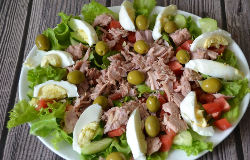 1. Этап. Овощной салат с тунцом: Порежьте дольками яйца и выложите на салат, добавьте оливки или маслины.