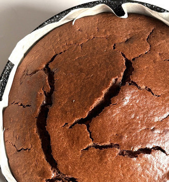 1. Этап. Шоколадный пирог с маскарпоне: Оставить его примерно 5 минут в форме для остывания, прежде чем перевернуть его и дать ему полностью остыть.