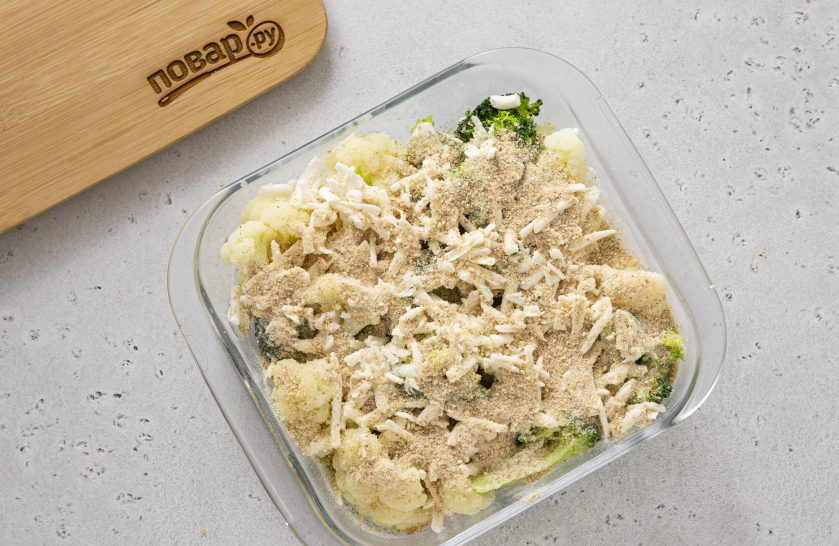 1. Этап. Запеканка из брокколи и цветной капусты: Сверху посыпьте панировочными сухарями для хрустящей корочки. Готовьте запеканку в разогретой до 180 градусов духовке 30-40 минут до золотистого цвета.