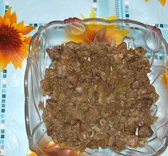 1. Этап. Салат с печенью Ермак: 1. Печень для этого салата можно использовать любую, которая есть в холодильнике. Свиную предварительно лучше вымочить немного в молоке, чтобы убрать горчинку. На сковороду налить немного растительного масла и выложить туда нарезанный мелкими кубиками лук. Пока жарится до прозрачности лук, вымыть и очистить печень. Добавить на сковороду и обжарить до готовности, посолив и поперчив по вкусу. Остудить немного и выложить в салатник.