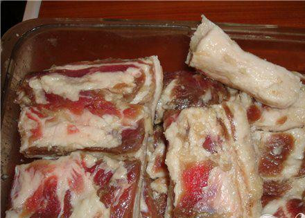 1. Этап. Сыровяленая колбаса: Сало натереть смесью соли и чеснока, уложить в контейнер