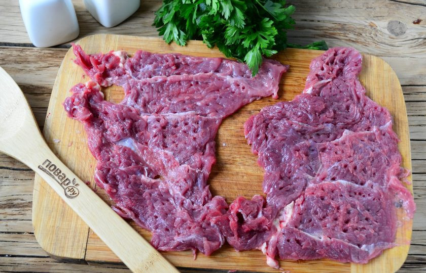 1. Этап. Мясные роллы, фаршированные овощами: Мясо разрежьте на пластины толщиной 1-1,5 см. Аккуратно отбейте мясо с обеих сторон и сложите в глубокую мисочку небольшого размера.