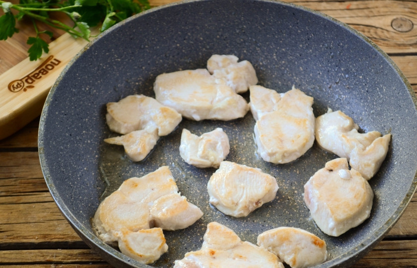 1. Этап. Куриное филе в сливочном соусе: Обжарьте куриную грудку до легкого золотистого оттенка.