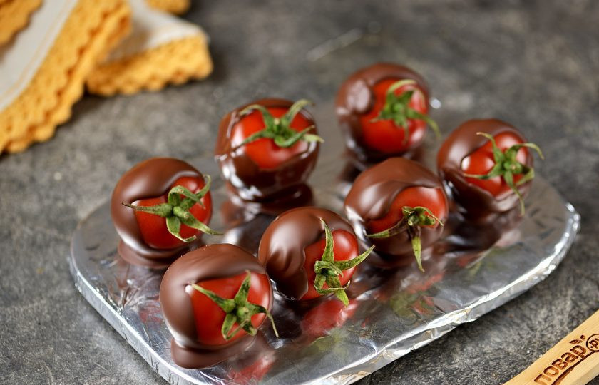1. Этап. Помидоры в шоколаде La Tomatina: Разделочную доску замотайте пищевой фольгой, выложите на нее помидорки в шоколаде, отправьте в холодильник до застывания шоколада. Обычно это около 15 минут.