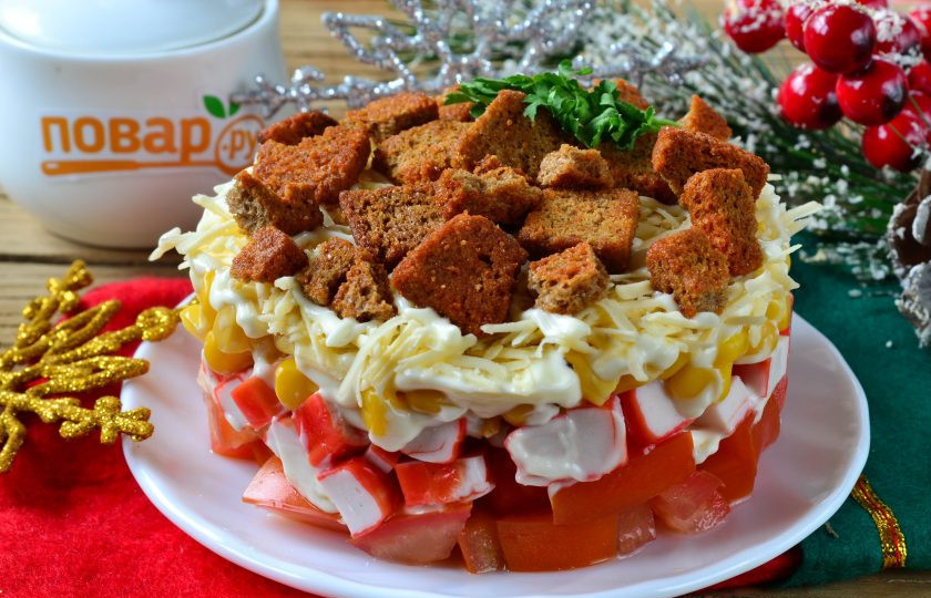 1. Этап. Салат Коррида с крабовыми палочками: Дайте салату слегка пропитаться, а затем аккуратно снимите сервировочное кольцо. Вот и все, салат можно подавать! Приятного аппетита и счастливого Нового года!