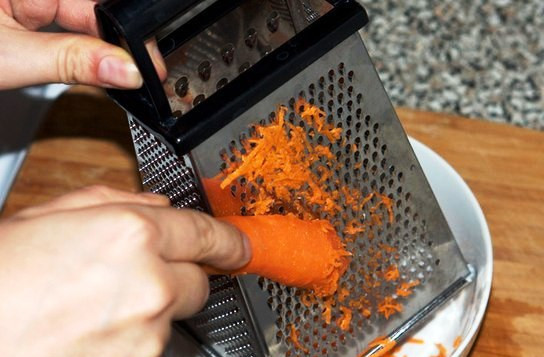 1. Этап. Морковь с чесноком: Морковь потрите на мелкой терке или измельчите в кухонном комбайне.