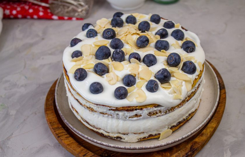 1. Этап. Торт морковный на сковороде: Соберите торт: выложите корж на блюдо, щедро промажьте кремом, затем снова коржи, крем. Уберите в холодильник на пару часов, для стабилизации. Украсьте по желанию.