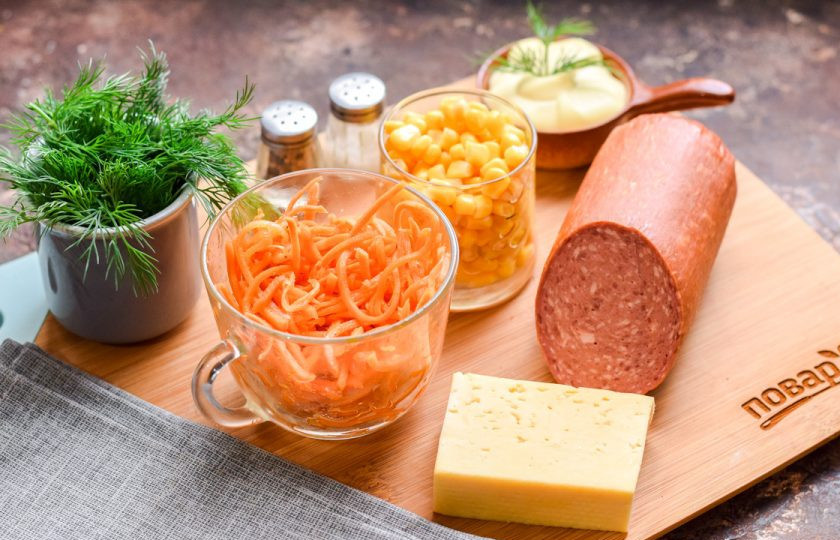 1. Этап. Салат Мужской каприз с колбасой: Подготовьте ингредиенты.