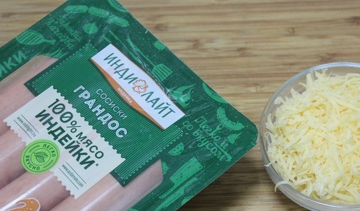 1. Этап. Закусочное печенье Малютка: Сыр натереть на мелкой терке.