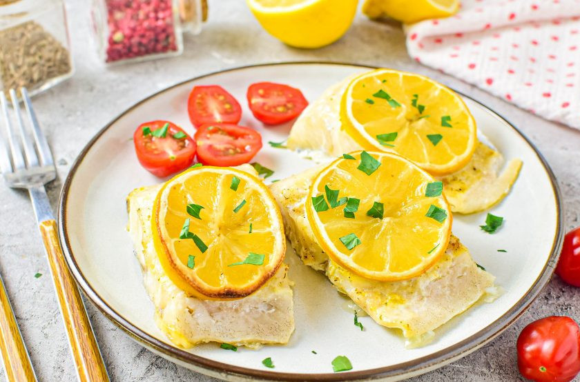 1. Этап. Судак с лимоном в духовке: Разложите рыбу по тарелкам и подавайте к столу.