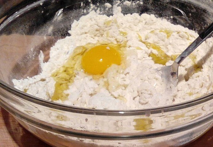 1. Этап. Тонкое тесто для пиццы без дрожжей: 4. Затем добавляем яйцо, молоко и растительное масло. Соль добавляйте по вкусу. Теперь нужно замесить тесто.