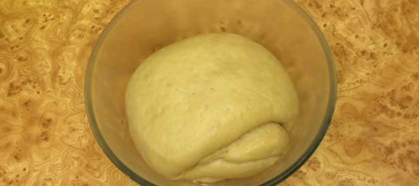 1. Этап. Булочки Бриошь на закваске: 5. Дважды сложите тесто втрое и выложите в миску швом вниз. Накройте пленкой и поставьте в холодильник на 12 часов. Выложите тесто на рабочую поверхность. Раскатайте тесто в жгут 5-7 см в диаметре и разделите на 12 частей. Скатайте шарики.