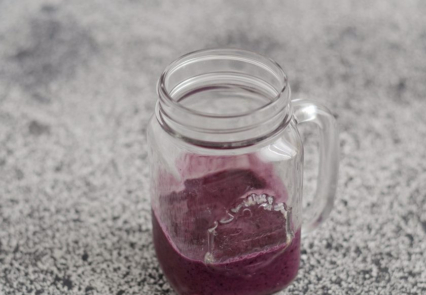 1. Этап. Смузи слоями: На дно кружки выложите 2/3 ежевичного смузи, потом слой чиа пудинга, сверху смузи из банана.