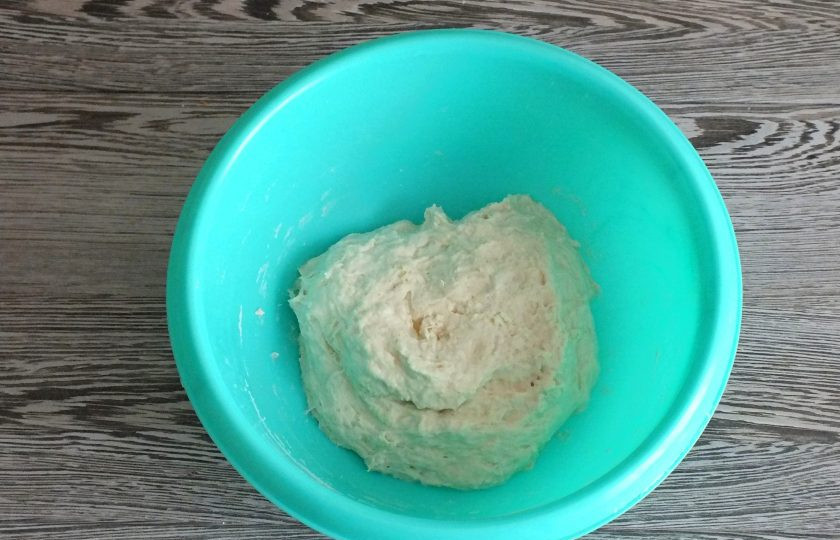 1. Этап. Солёные пончики: Готовое тесто должно получиться вязким, липнущим. Накройте его полотенцем и оставьте на 40 минут в теплом месте.