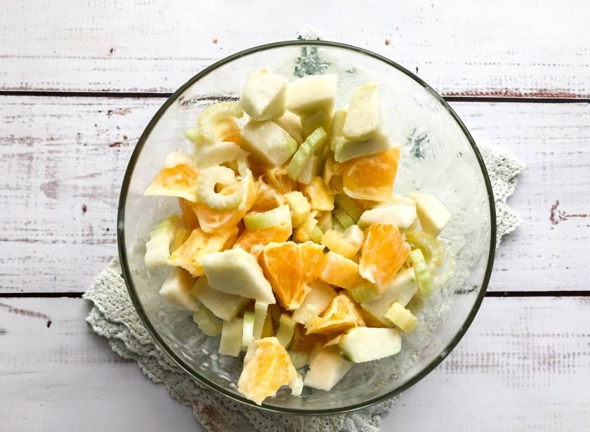 1. Этап. Салат с сельдереем и апельсином: Заправьте салат йогуртом, посолите и хорошо перемешайте.