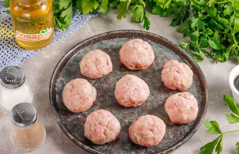 1. Этап. Мясные шарики в рисовой бумаге Димсам: Разделите фарш на равные части и скатайте их в ладонях в колобки, смачивая руки в воде.