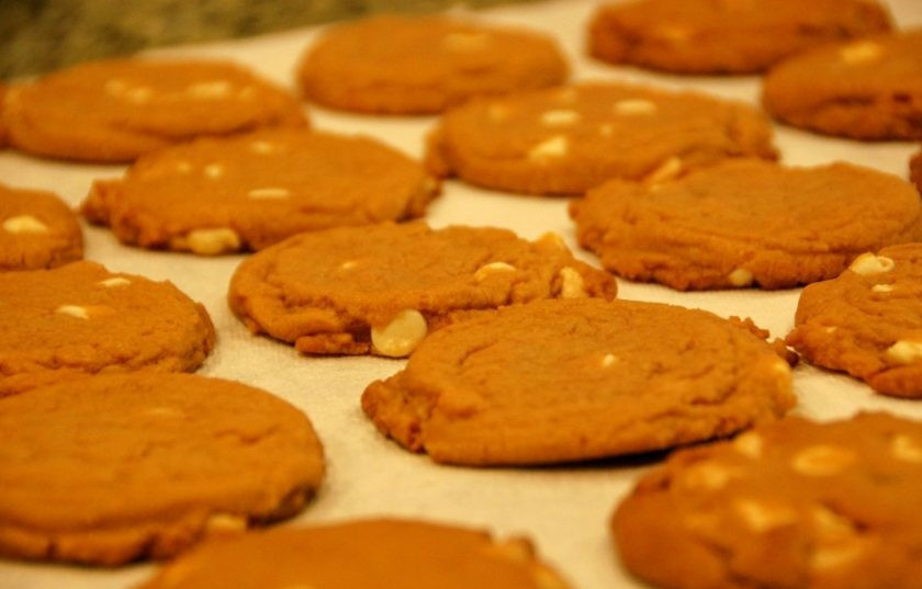 1. Этап. Оранжевое печенье: 8. Запекайте около 10 минут при 180 градусах. Переложите его на салфетку или решетку и оставьте до остывания.