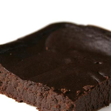 1. Этап. Шоколадные пирожные с фасолью и авокадо: 5. Разрезать на 12 ломтиков, плотно завернуть и хранить пирожные в холодильнике до 5 дней.