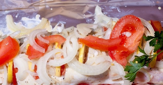 1. Этап. Судак, запеченный в фольге целиком: 9. Лук с помидорами разместите внутри судака, а то, что останется, рядом.