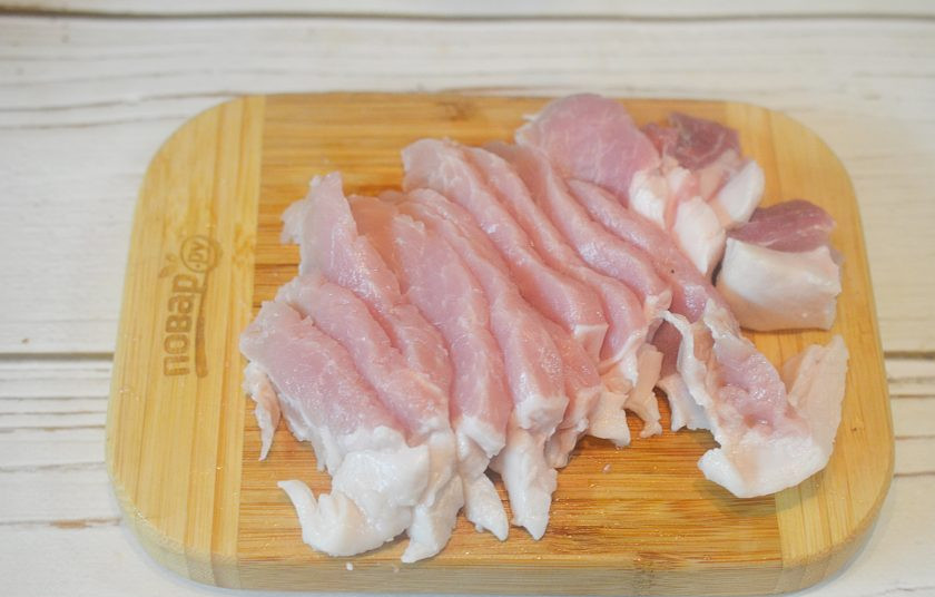 1. Этап. Свинина барбекю по-корейски: 2. Свинину нарежьте полосками.