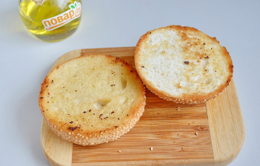 1. Этап. Очень вкусный бургер: 7. Каждую часть обжарьте на жиру от жарки котлеты. Булочка должна хорошо прогреться, внутри она останется мягкой, но приобретет хрустящие корочки.