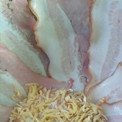 1. Этап. Индейка, запеченная слоями: Каждый кусочек филе обвалять в муке, обмакнуть во взбитые яйца и обвалять в смеси тертых сыров. Выложить на дно формы.